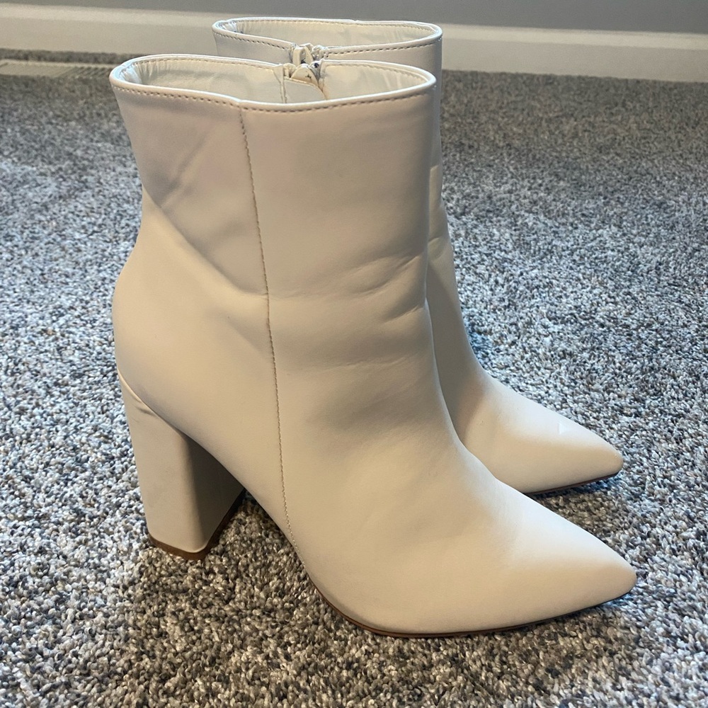 Tahari Off White Chunky Heel Pointed Toe Boots size 7.5